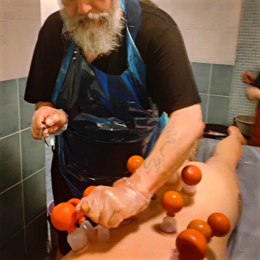 Kuppaussarvien poistoa kuppauskirveen tieltä.